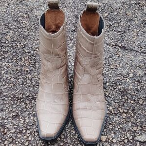 Elegant Tan Croc-Embossed Ankle Boots Women's Ganni Sz 8.5 (39)